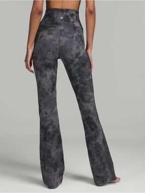 Lululemon /// Women’s Groove Nulu Flare Leggings - Size 6